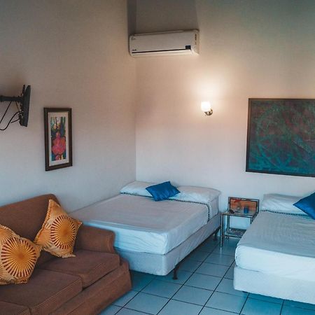 Courtesy Apartments Aruba Oranjestad Bagian luar foto